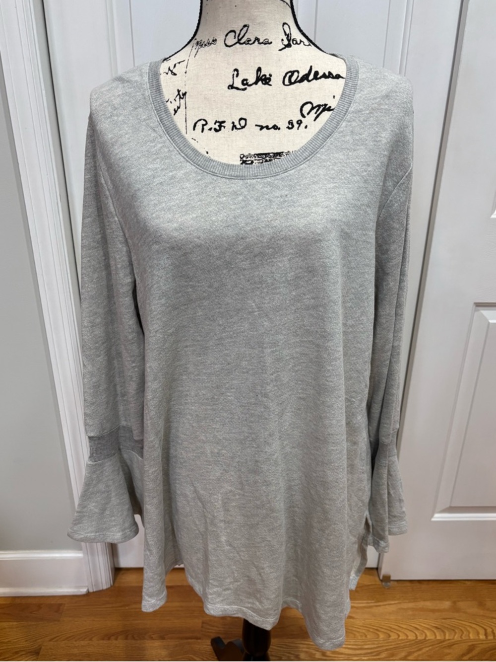 Livi Active 18/20 Light Gray Scoop Neck Long Sleeve Tunic w/bell sleeves NWT